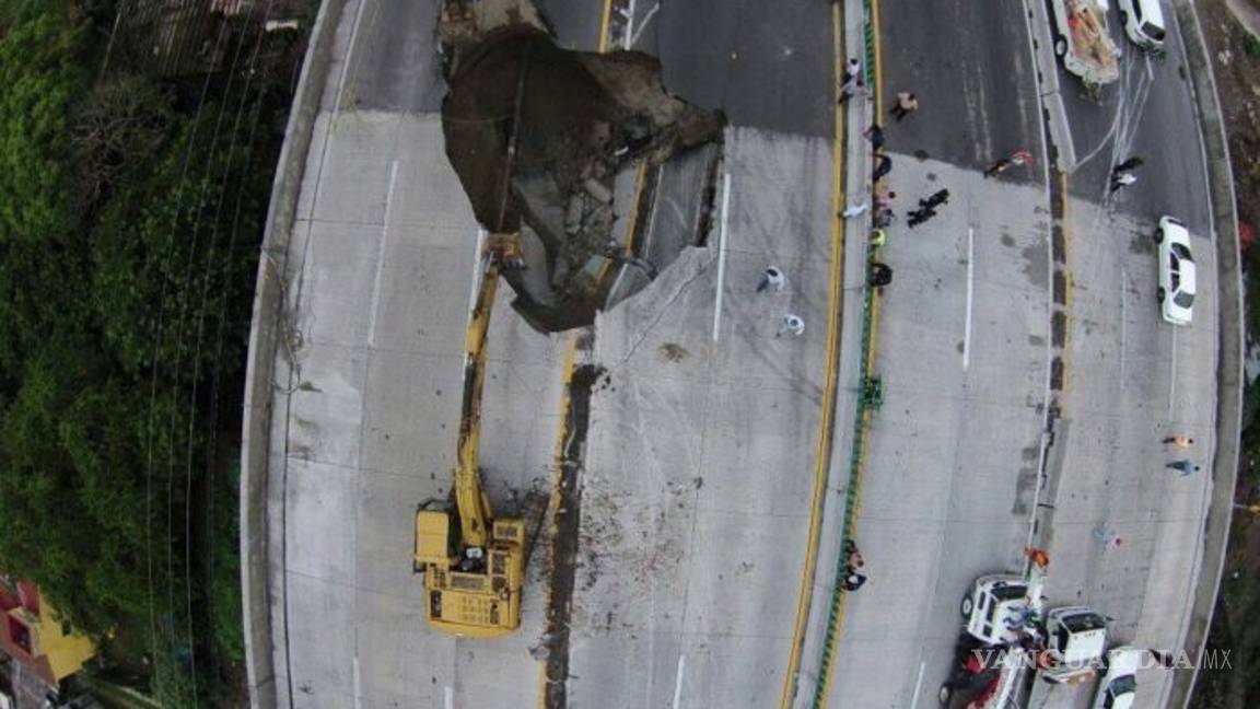 $!Socavón se 'traga' coche en Paso Express de Cuernavaca, tiene pocos meses de inaugurado