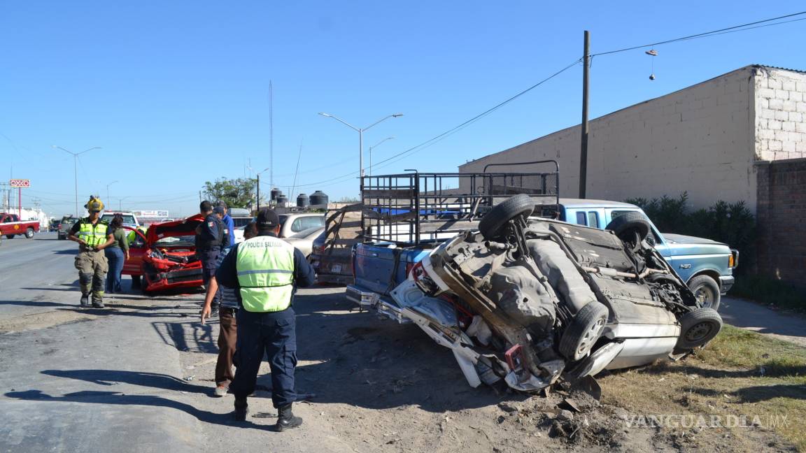 Duerme mujer al volante en bulevar de Saltillo y provoca una carambola