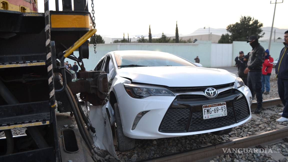 $!En Saltillo tres trabajadores a bordo de un vehículo son arrastrados 200 metros por un tren... y salen ilesos