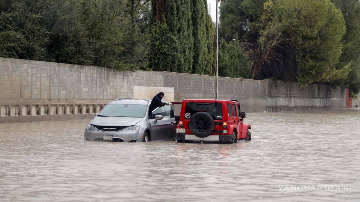 Lluvias en Saltillo dejan calles inundadas, caos vial y una camioneta varada