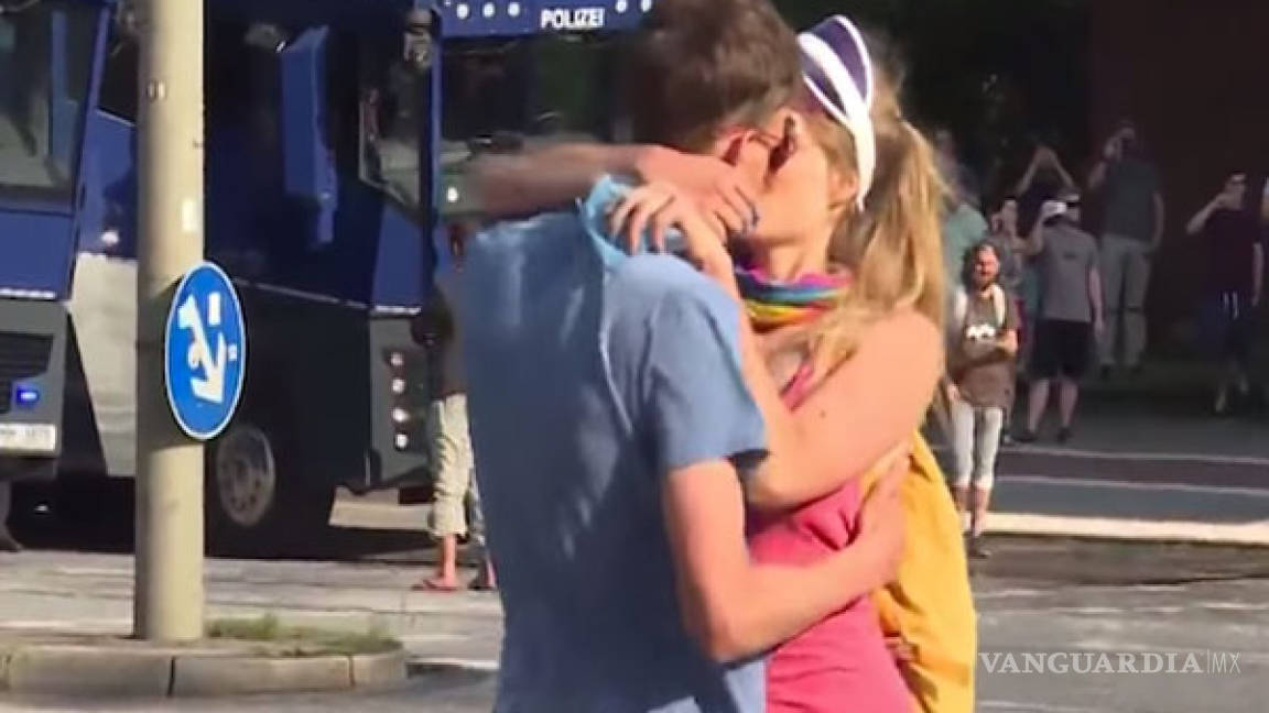 Se besan durante protestas del G20 y los separan con cañón de agua (VIDEO)