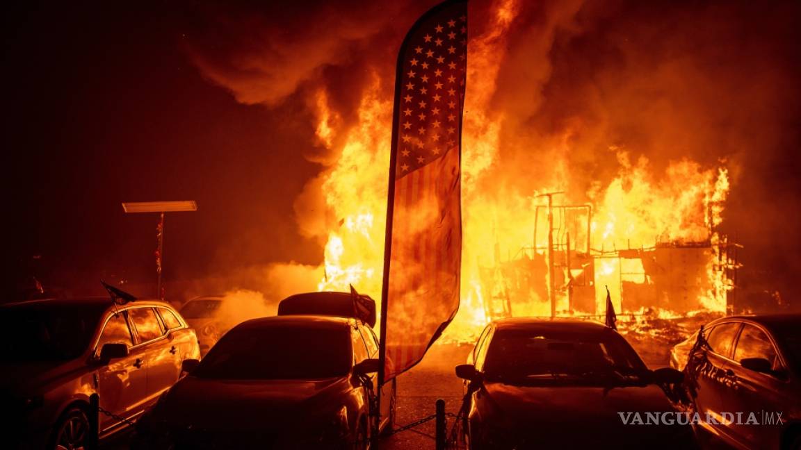 Evacuan a 30 mil personas por devastador incendio en norte California
