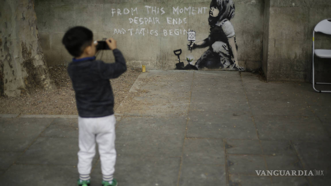 Revisan posible Banksy surgido tras protestas de Londres