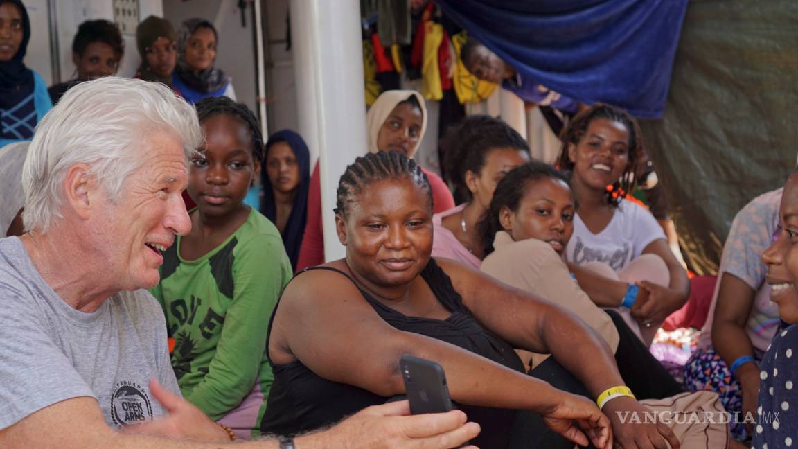 $!Richard Gere en acto solidario y humanitario lleva víveres a 121 inmigrantes rescatados por Open Arms