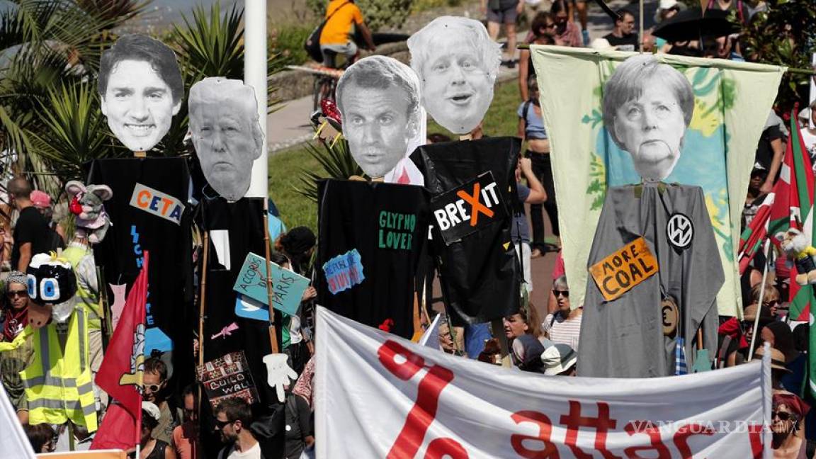 Miles marchan pacíficamente contra el G7
