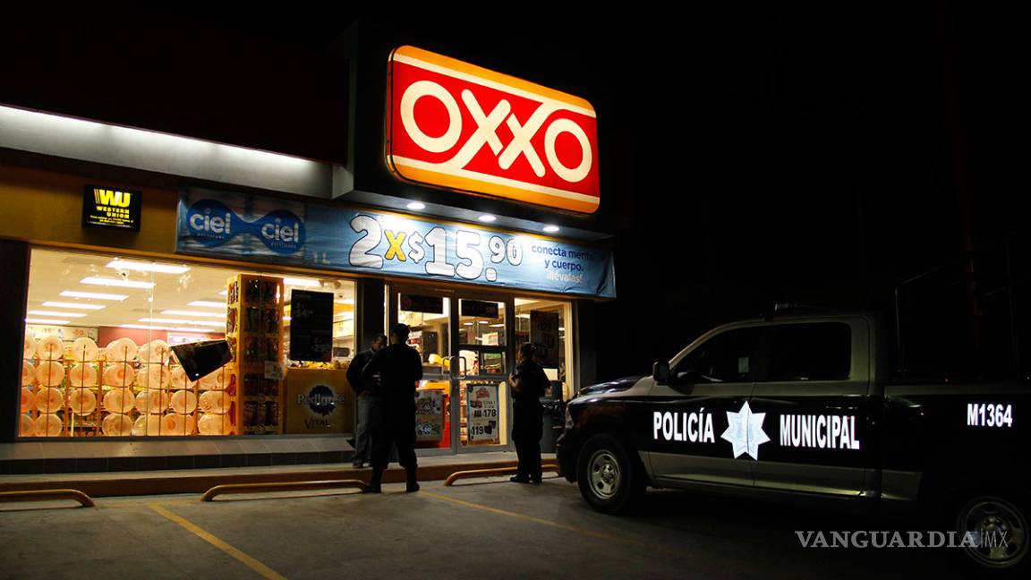 $!Clausuran un Oxxo en Saltillo, empleado vendió cerveza fuera de horario