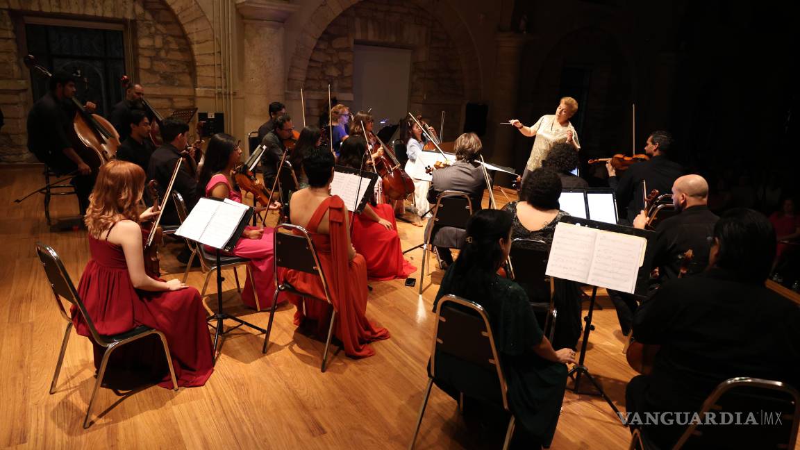 $!El multipremiado compositor Ari Barack Fisher dirigió la Sonnenberg Suite junto a la Orquesta Metropolitana de Saltillo en el Museo de las Aves.