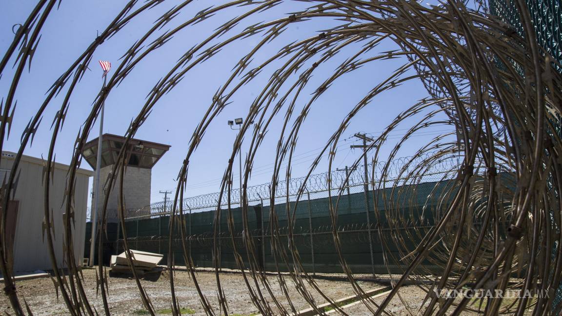 $!Una torre de control a través de alambre de púas dentro de un centro de detención en la base naval de la Bahía de Guantánamo, en Cuba.