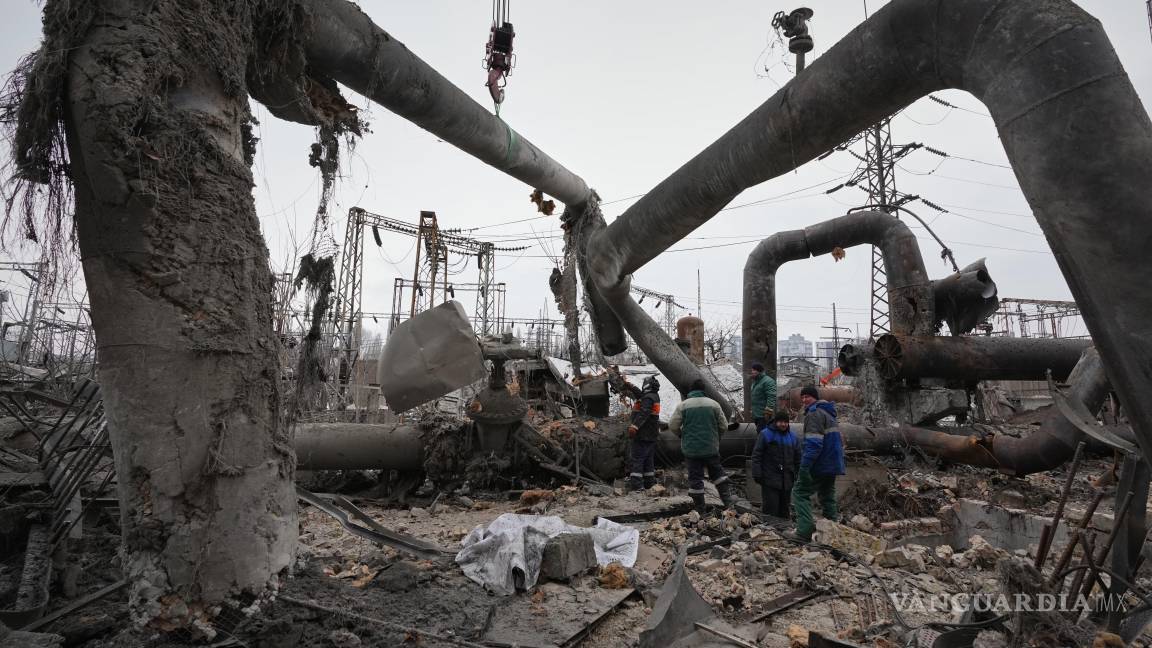 $!Trabajadores limpian los daños en la central térmica de Darnytsia tras un ataque ruso en Kiev, Ucrania.