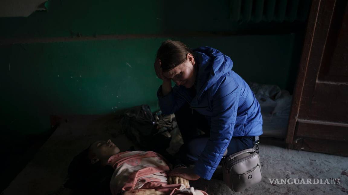 $!Nina Shevchenko llora sobre el cuerpo de su hijo de 15 años, Artem Shevchenko, asesinado en un ataque ruso en Járkiv, Ucrania, el viernes 15 de abril de 2022.