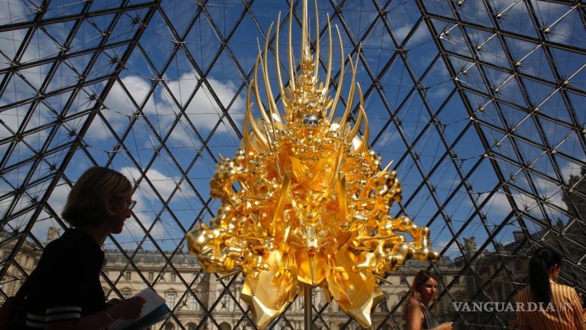 Homenaje al arte de Japón con un trono de oro bajo la pirámide del Louvre