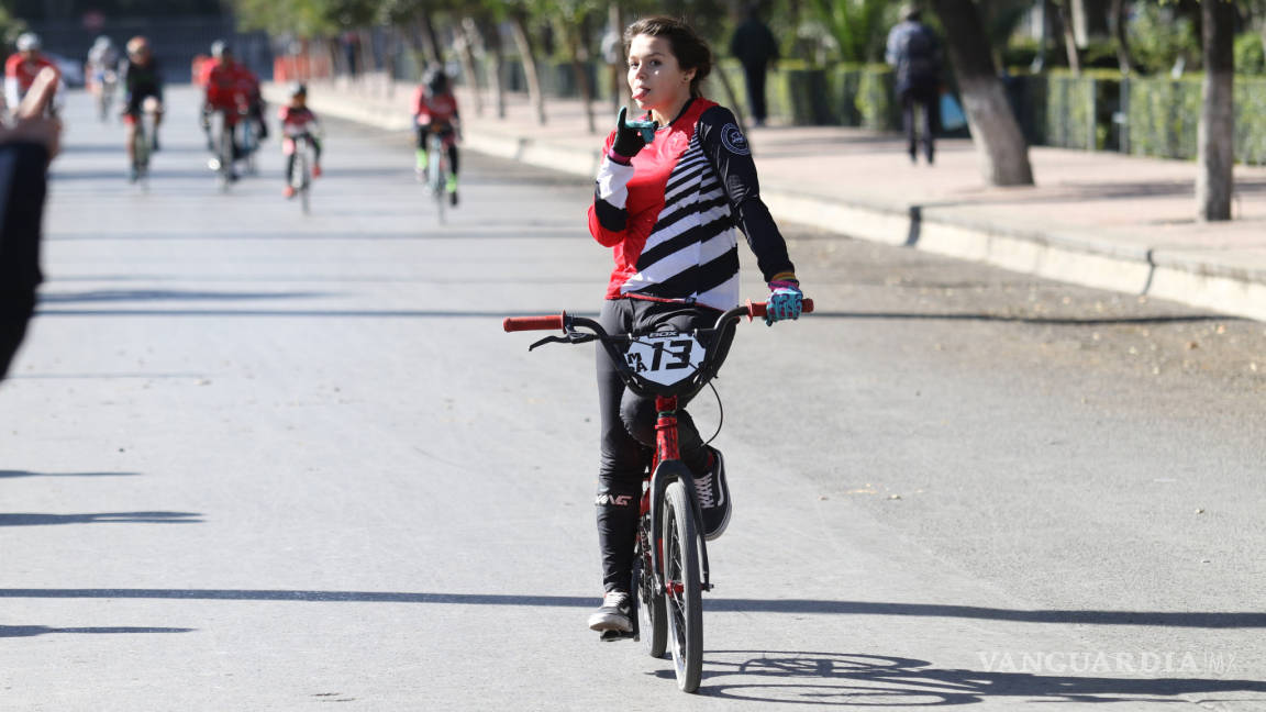 Ciclistas infantiles se divierten pedaleando en Saltillo