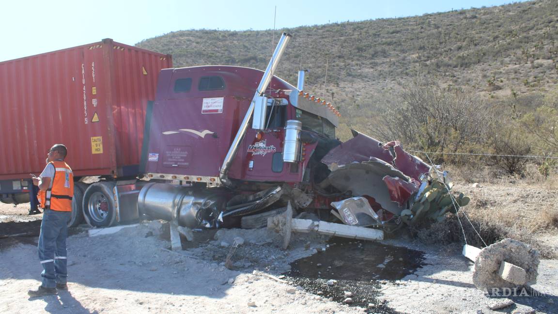 Choca contra tráiler y lo saca de la carretera Saltillo-Zacatecas; hay tres lesionados