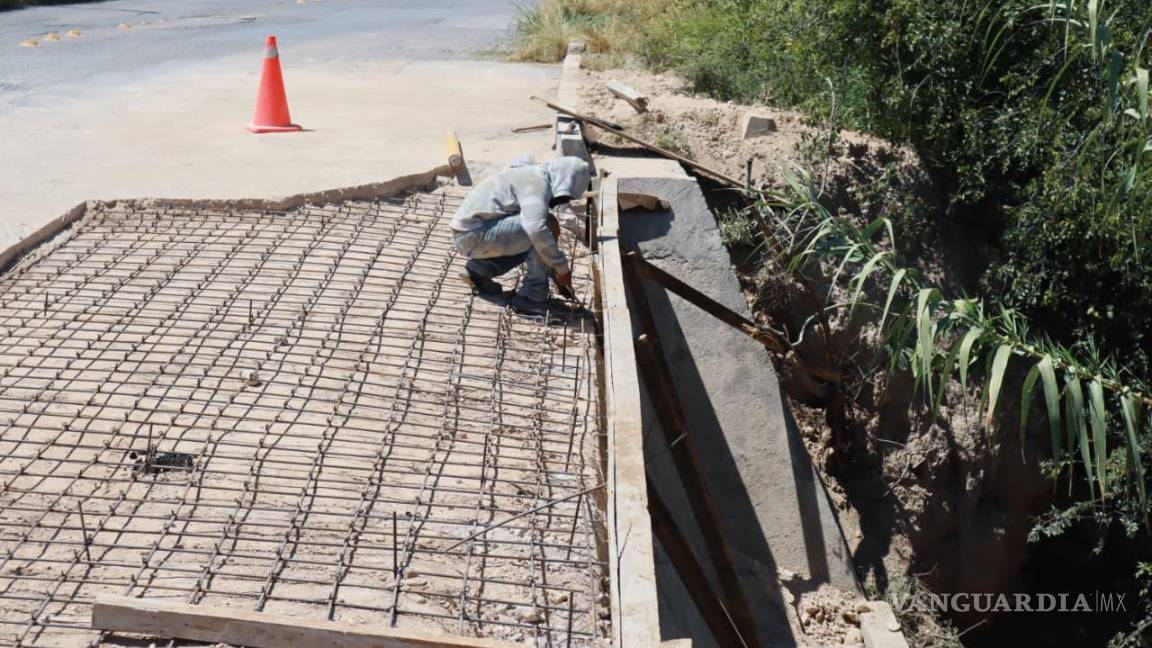 $!El personal municipal también intervino en calles y taludes del residencial San José y en colonias como Las Rosas para prevenir riesgos y mejorar la infraestructura urbana.