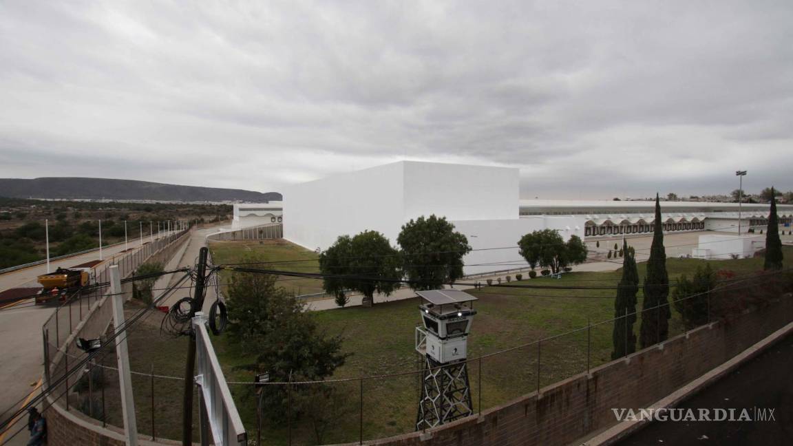 $!EUM20231226POL49.JPG HUEHUETOCA, Méx. Construction/Construcción-Megafarmacia.- 26 de diciembre de 2023. A dos días de la inauguración de la megafarmacia, en Huehuetoca, Estado de México, avanzan a marcha forzada los trabajos de mantenimiento en el exterior; aún no hay evidencia de la llegada de medicamentos. Foto: Agencia EL UNIVERSAL/Carlos Mejía/EELG