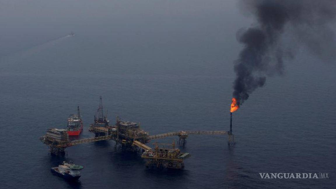 Pemex se compromete a eliminar quema de petróleo y gas