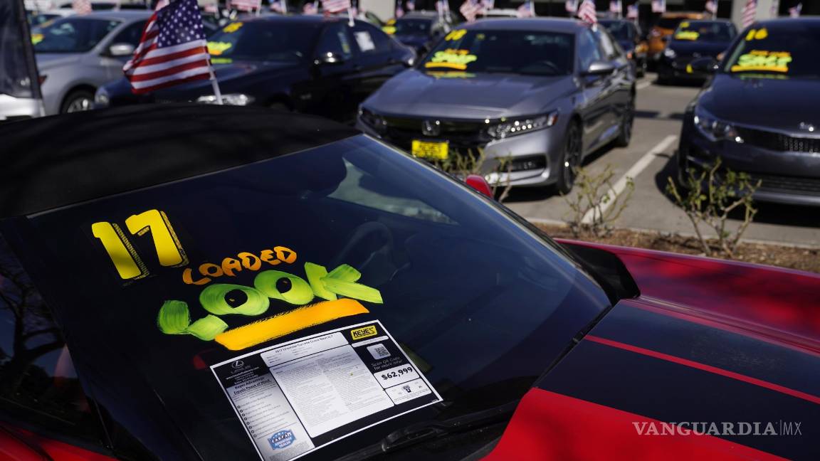 $!Los autos se exhiben a la venta en Santa Clarita, California. AP/Marcio Jose Sanchez