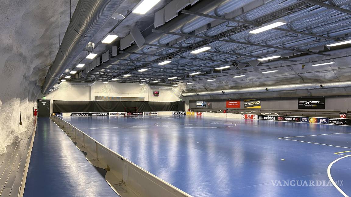 $!El refugio Merihaka, que puede albergar a 6,000 personas e incluye un campo de hockey subterráneo, en Helsinki, Finlandia.