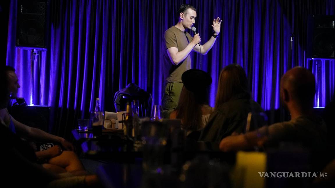 $!Serhiy Lipko durante su espectáculo de comedia en Kiev, Ucrania.