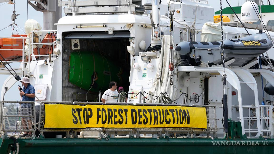 $!Un barco de Greenpeace llega a la costa de la Universidad Federal, sede de la Cumbre de los Pueblos, que coincide con la Cumbre del Clima COP30 de la ONU.