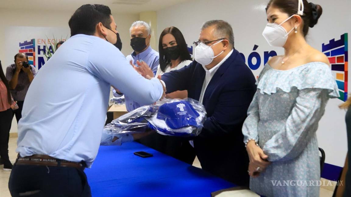Alcalde de Torreón entrega uniformes a inspectores de Transporte Público
