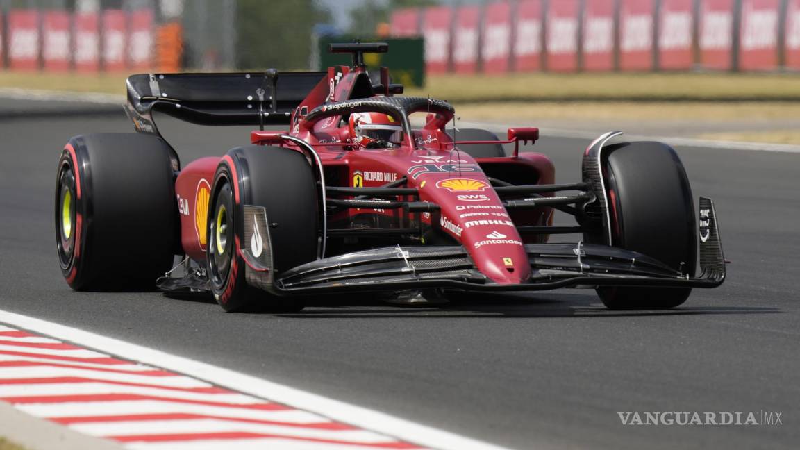 Verstappen se pone en el casco de Leclerc