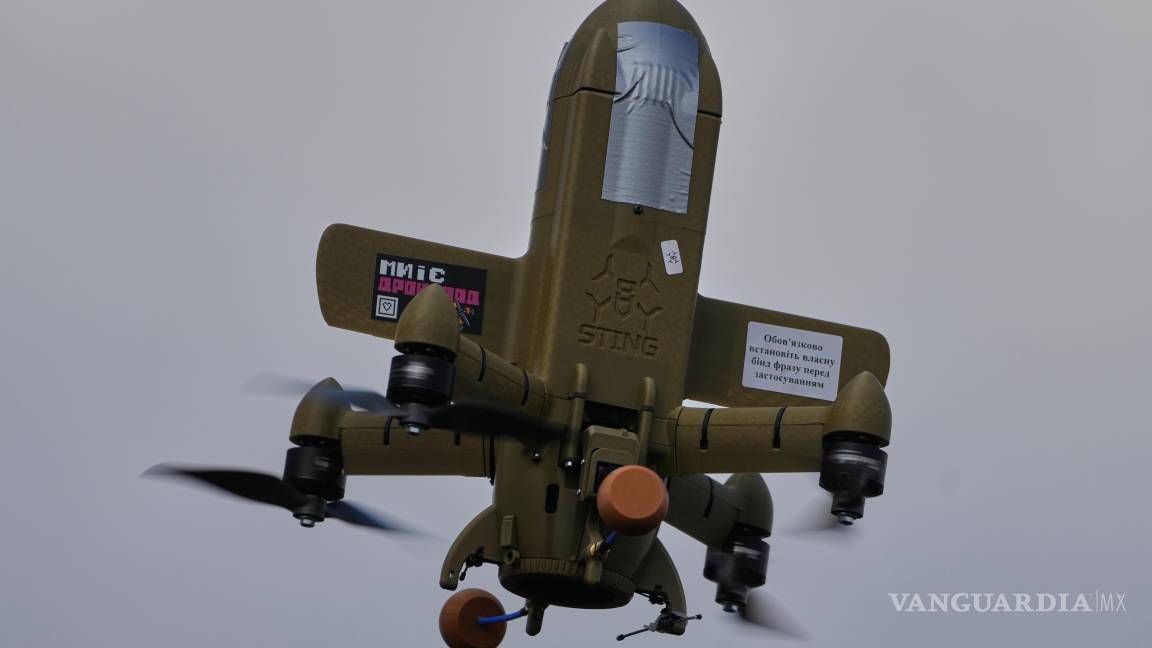 $!Un dron interceptor Sting sobrevuela durante unas maniobras en la Escuela Yatagan de Sistemas Aéreos No Tripulados en la región de Kiev, Ucrania.