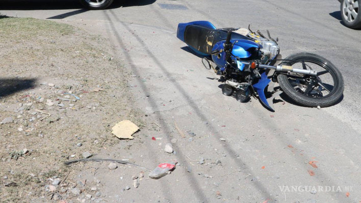 Motociclista se estrella contra taxi y se lesiona