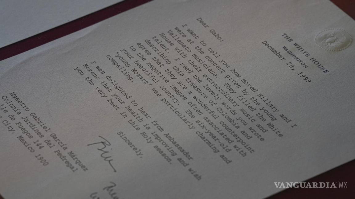 $!Una carta del ex presidente estadounidense Bill Clinton en una exposición en la casa del escritor colombiano Gabriel García Márquez en la Ciudad de México.