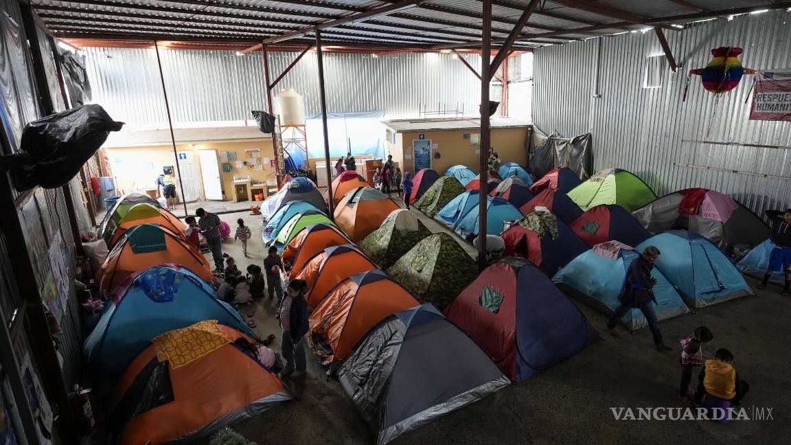 $!Migrantes esperan citas a través de la aplicación CBP One para solicitar asilo en los Estados Unidos en un albergue en Tijuana, México.