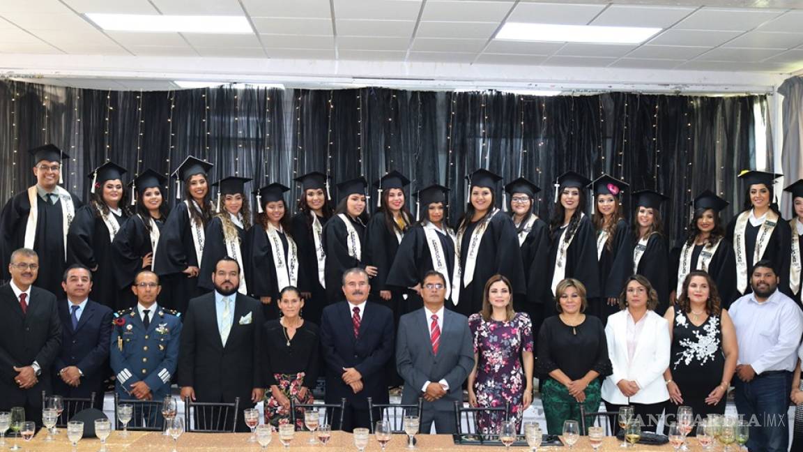 Presidenta del DIF Sabinas felicita a graduados de Normal Experimental
