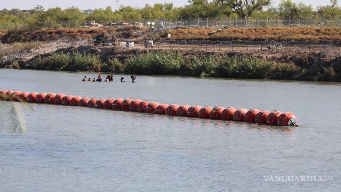 Migrantes dan la vuelta a las boyas en frontera de Piedras Negras, rumbo a Eagle Pass