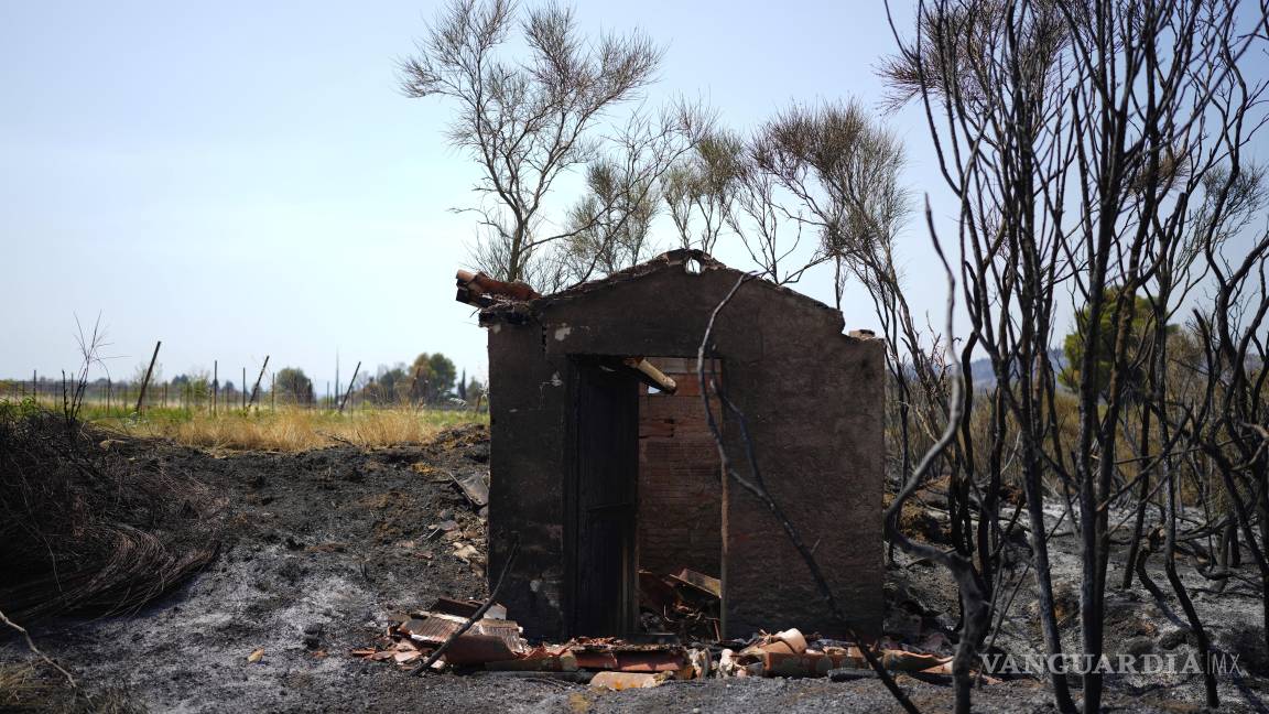 $!Una casa quemada durante el mayor incendio forestal de Francia en décadas, cerca de Camplong-d’Aude, en el sur de Francia