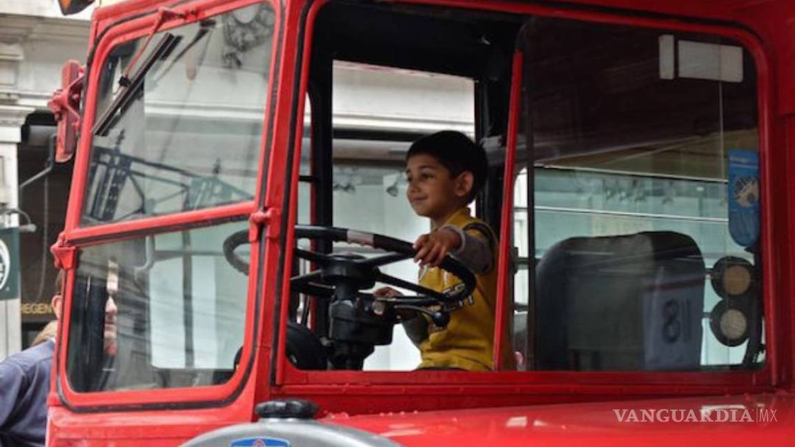 Un niño roba un autobús y sube pasajeros en Alemania