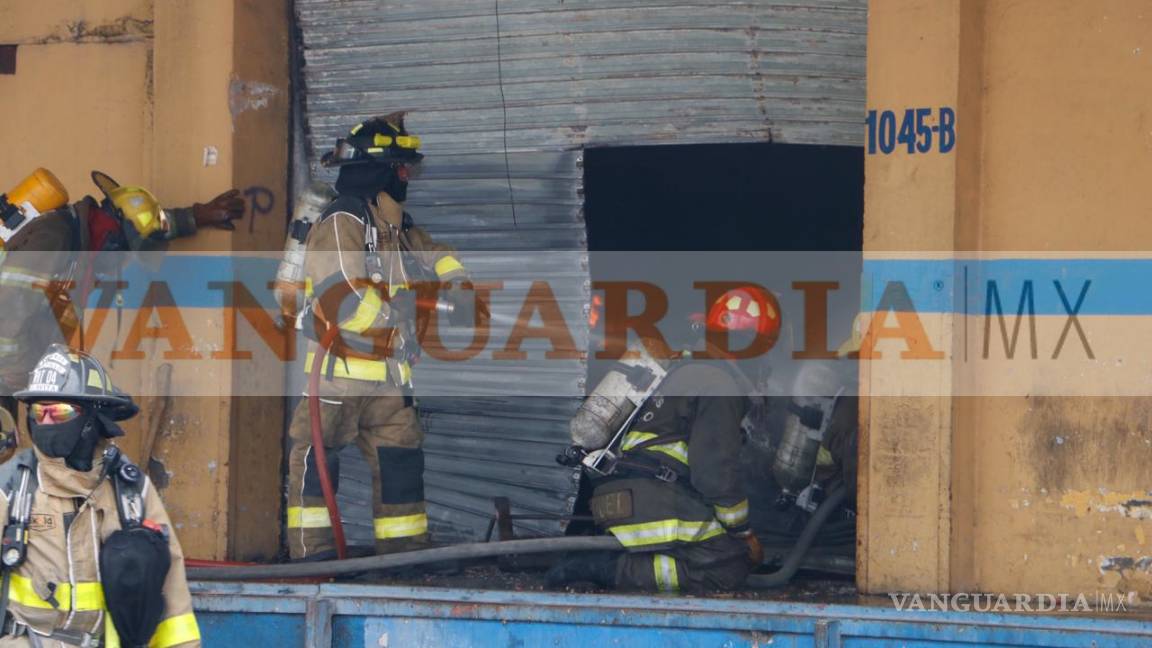$!Fuerte incendio en bodega a la altura de la Central de Abastos alarma a Saltillo