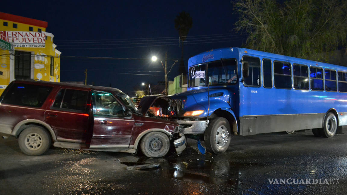 Colisionan de frente combi con camioneta en centro de Saltillo; varios pasajeros resultan lesionados