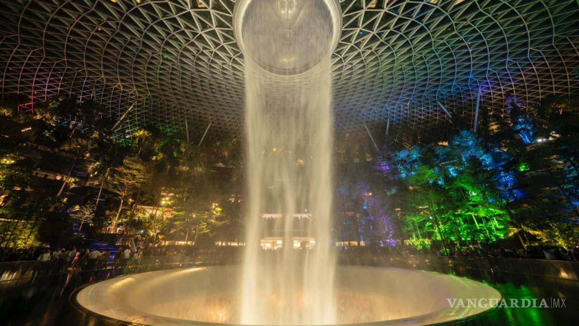 $!Aeropuerto Internacional de Changi en Singapur deja volar… la imaginación, tiene la cascada interior más alta del mundo