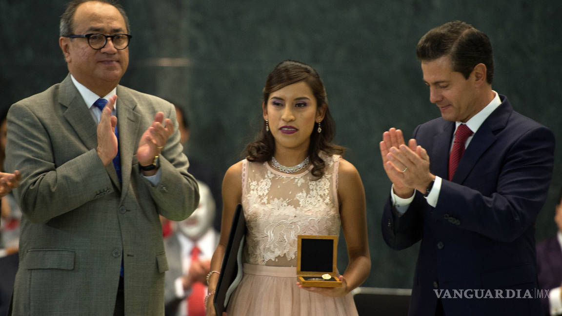 $!Con todo y el Hijo del Santo, entrega Peña Nieto el PND