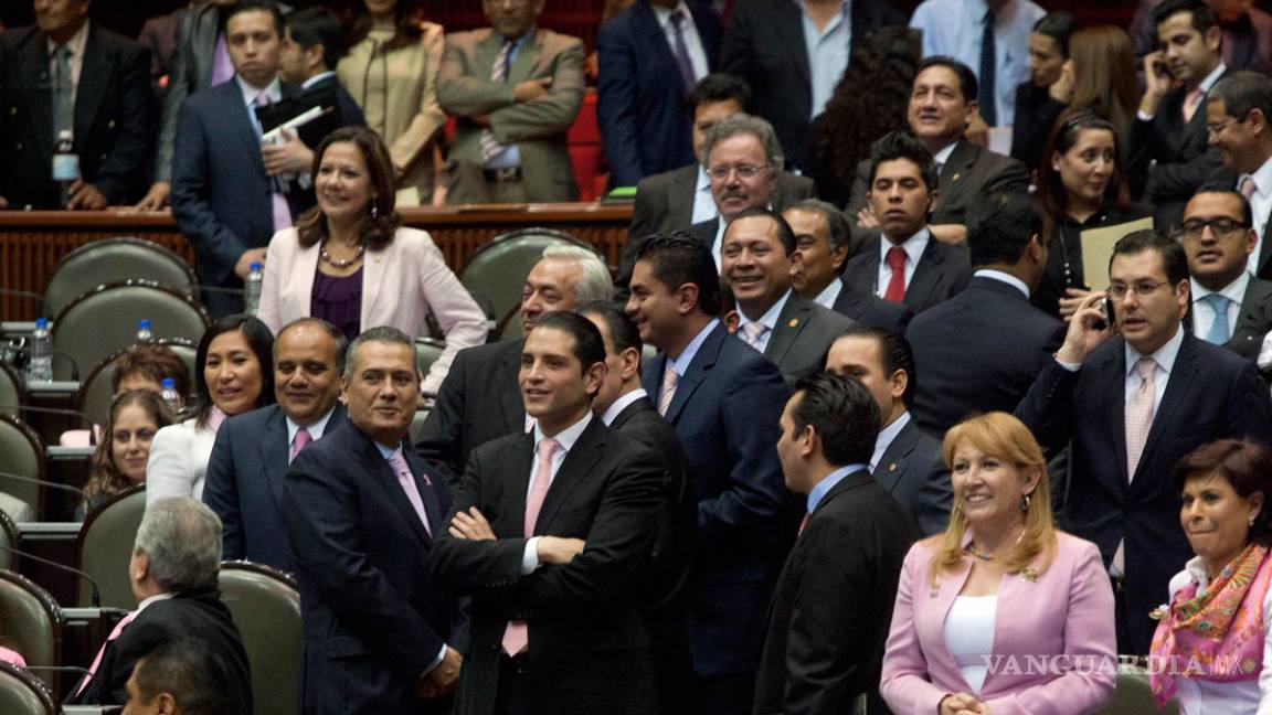 $!Al pueblo, 'gasolinazo'; privilegios a élite burocrática en México