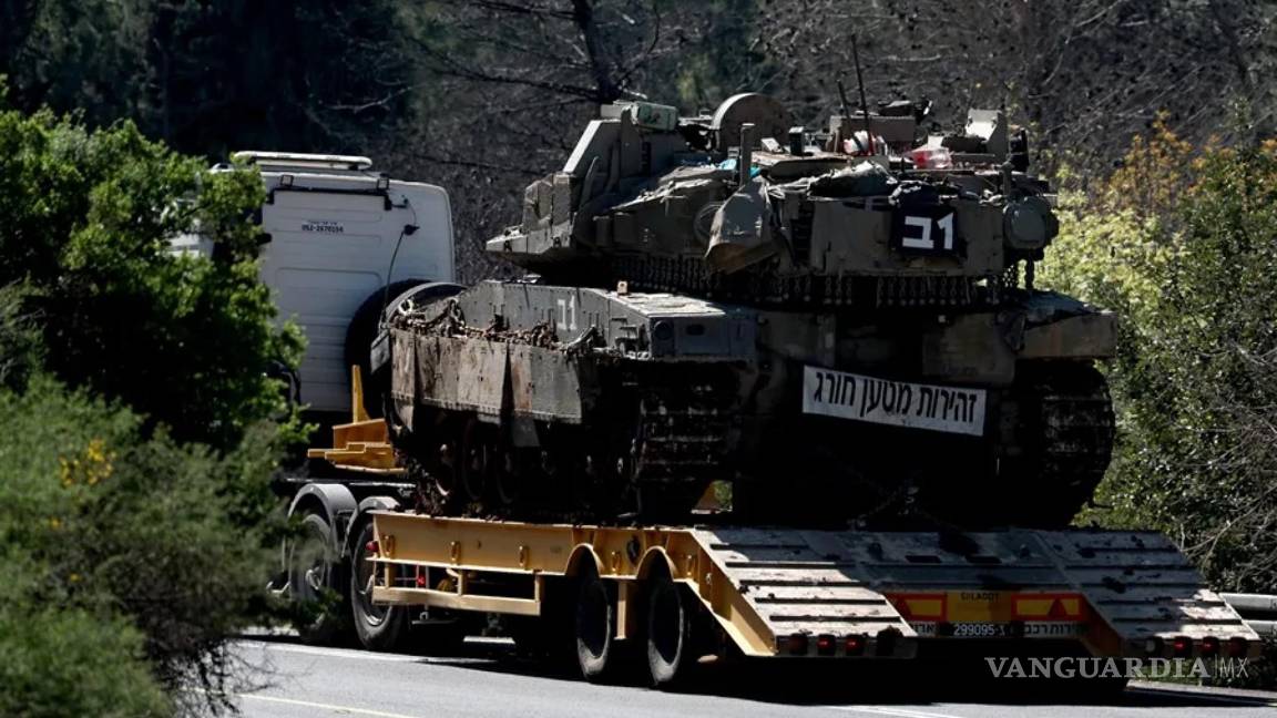 $!Un camión transporta un tanque israelí en un lugar no revelado a lo largo de la frontera entre Israel y Líbano.