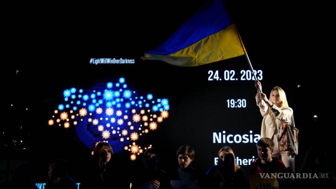Por el aniversario del primer año de la guerra en Ucrania, instituciones y monumentos se iluminan de bandera ucraniana