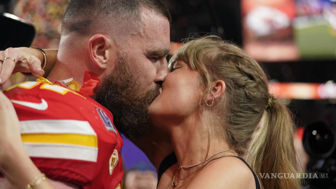¡Final de telenovela! Celebra Taylor Swift triunfo de Travis Kelce con apasionado beso en el Super Bowl LVIII