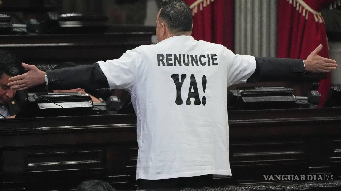 $!El legislador opositor Carlos Roberto Calderón protesta contra el presidente guatemalteco Bernardo Arévalo, en su segundo informe anual al Congreso.
