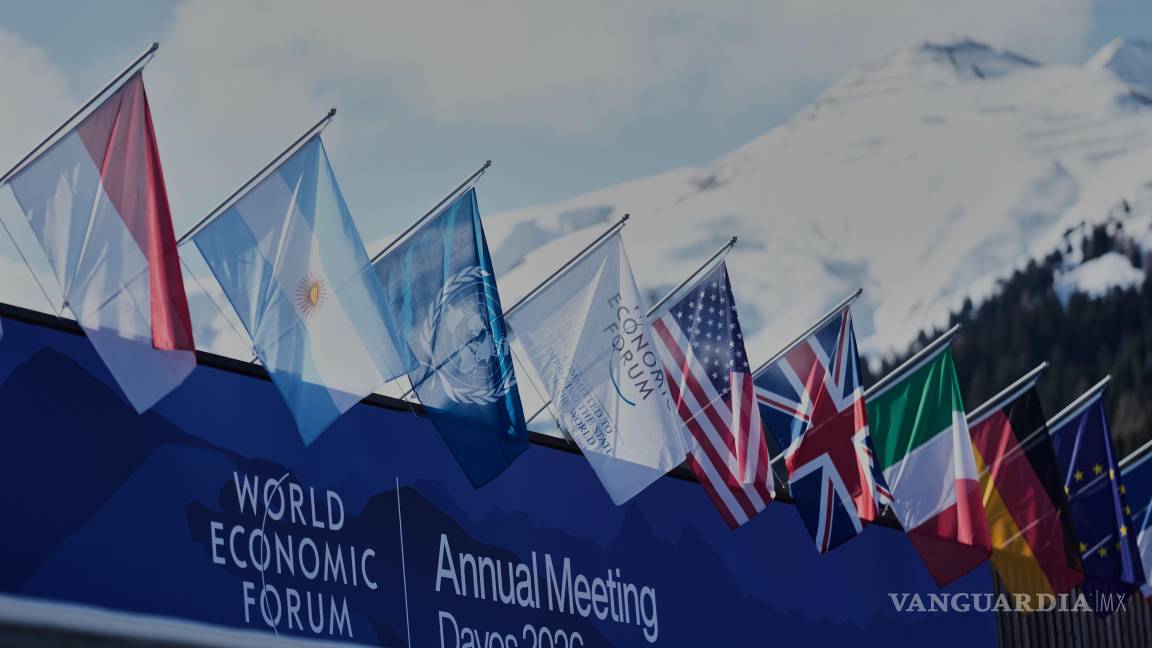 $!Banderas ondean en el Centro de Congresos donde se celebra la Reunión Anual del Foro Económico Mundial en Davos, Suiza.