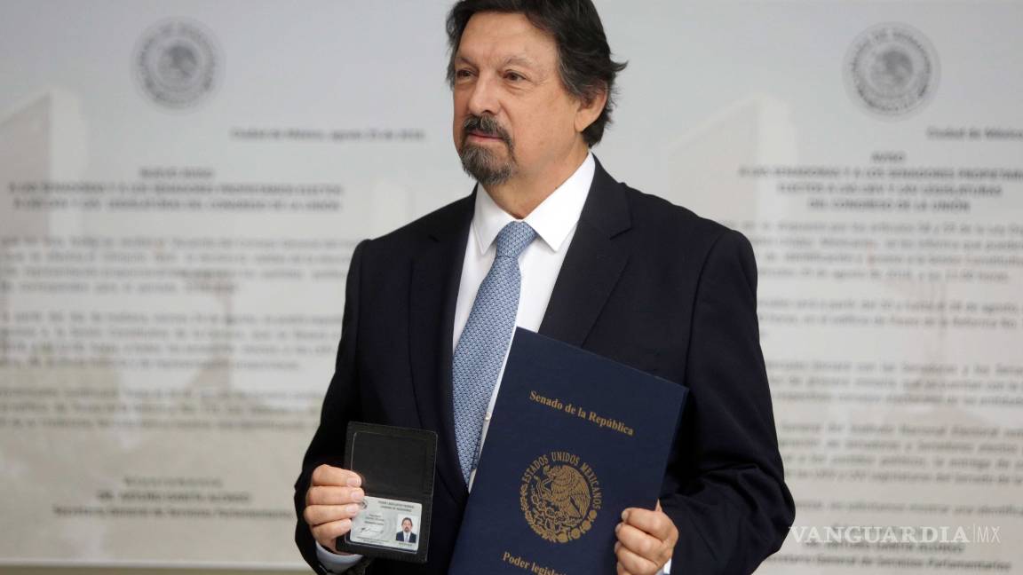 $!Después de 12 años, Napoleón Gómez Urrutia regresa a México para registrarse como senador