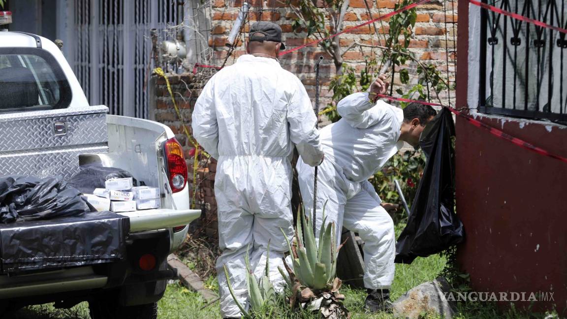Recuperan 185 cuerpos de fosas clandestinas en Jalisco