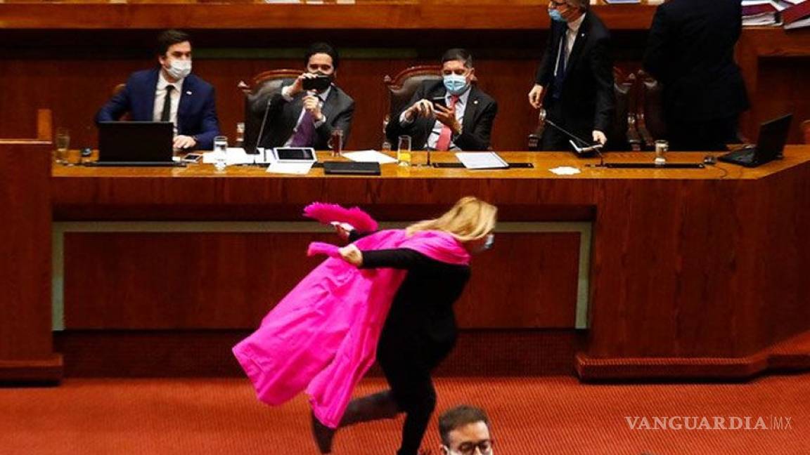 Diputada de Chile corre como Naruto en el parlamento para celebrar aprobación de proyecto