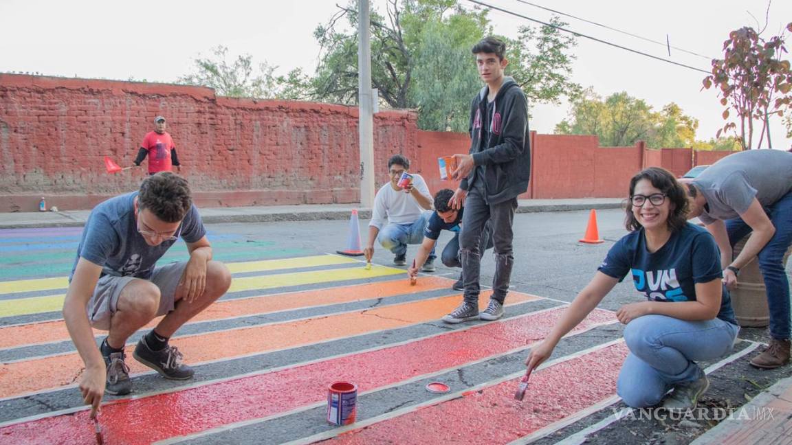 $!¡Saltillo ya presume paso peatonal multicolor!