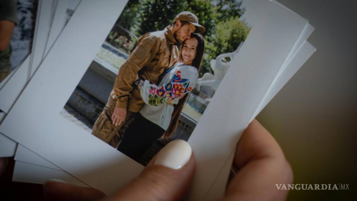 $!Iryna Farion sostiene una foto que la muestra con su esposo Oleksandr Alimov, quien murió en una batalla con las tropas rusas.