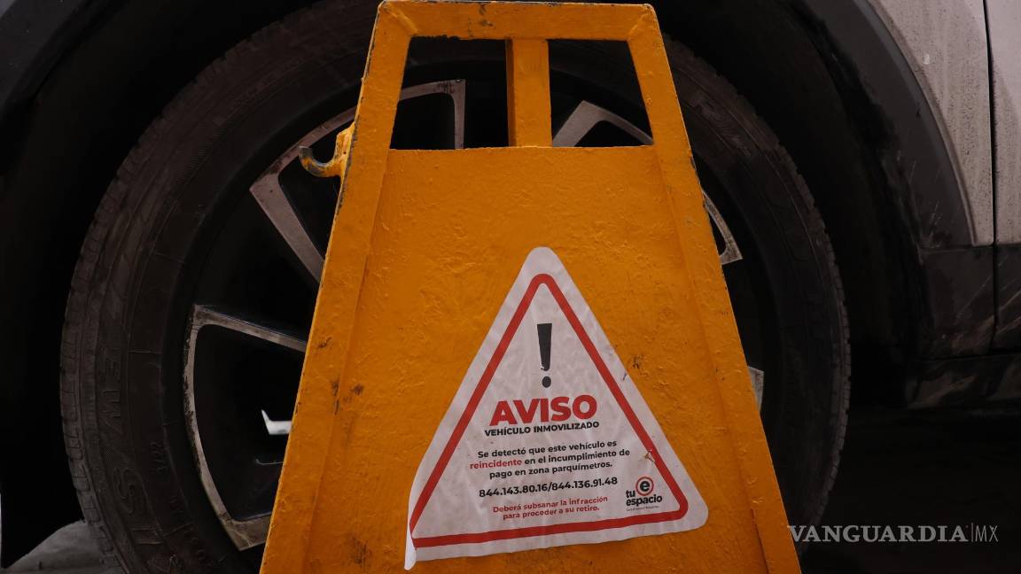 $!”Se detectó que este vehículo es reincidente en el incumplimiento de pago en zona parquímetros. Deberá subsar la infracción para proceder al retiro del inmovilizador”, reza el anuncio colocado.